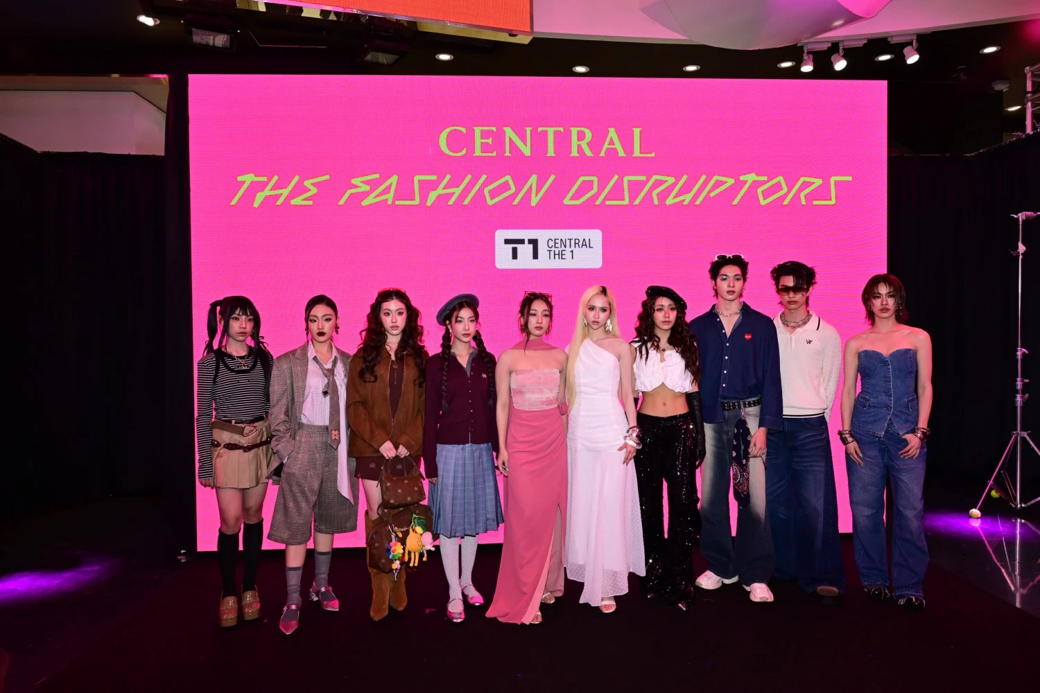 สุดปังแห่งปี! ห้างเซ็นทรัล แท็กทีม 16 แบรนด์ออนไลน์ไทยชั้นนำและเหล่าดีไซเนอร์คนรุ่นใหม่ จัดแฟชั่นโชว์สุดฮอต!! “Central The Fashion Disruptors 2025” จาก Online สู่ On-ground  งานนี้ เซเลบริตี้ ดารา อินฟลูสายแฟร่วมงานเพียบ นำทีมโดย “4 EVE” และ “โชกุน & แอสตัน”