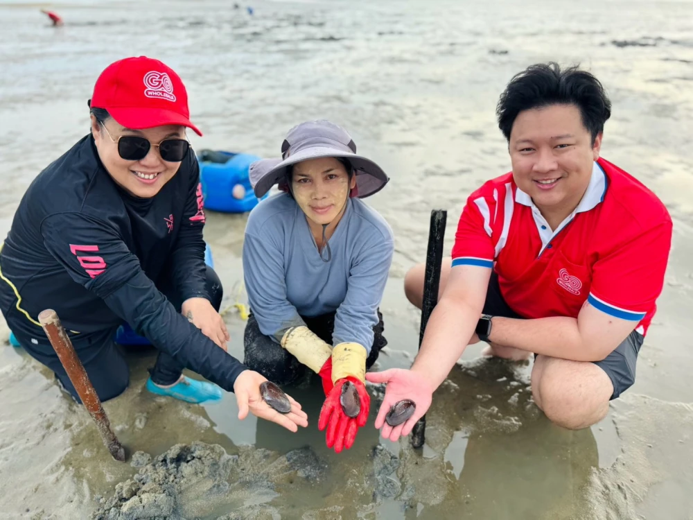 โก โฮลเซลล์ รับซื้อ “หอยหินงาม” หนุนวิถีชาวบ้านพุมเรียง สุราษฎร์ฯ  ดันวัตถุดิบท้องถิ่นใต้ขึ้นห้าง ส่งต่อเมนูลับต่อยอดไอเดียผู้ประกอบการร้านอาหาร