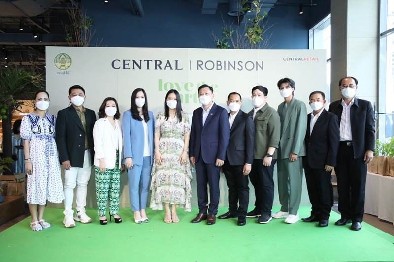 ห้างเซ็นทรัลและห้างโรบินสัน ต้อนรับวันสิ่งแวดล้อมโลก เปิดแคมเปญ “CENTRAL / ROBINSON LOVE THE EARTH” ผนึกกำลัง “กรมป่าไม้” และซูเปอร์สตาร์สายกรีน “กลัฟ – คณาวุฒิ” ชวนคนไทยร่วมภารกิจเพิ่มพื้นที่สีเขียว ปลูกต้นไม้ 75,000 ต้นทั่วประเทศ ตลอดเดือน มิ.ย. 65 พร้อมยืนหยัดสานต่อมิชชั่นรักษ์โลก สร้างความยั่งยืนด้านสิ่งแวดล้อมแก่สังคมไทย