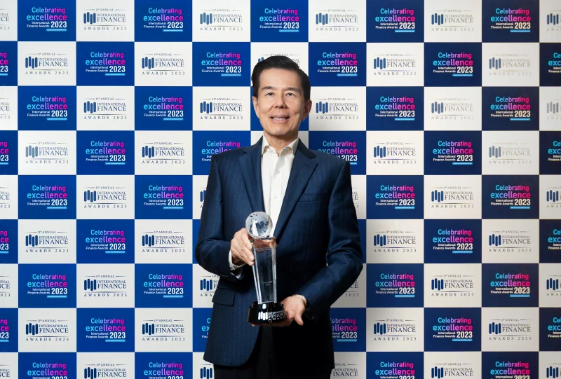 Mr. Yol, CEO of Central Retail, won ‘Best Luxury Retail CEO’ award for 2 years in a row, marking another moment of pride!